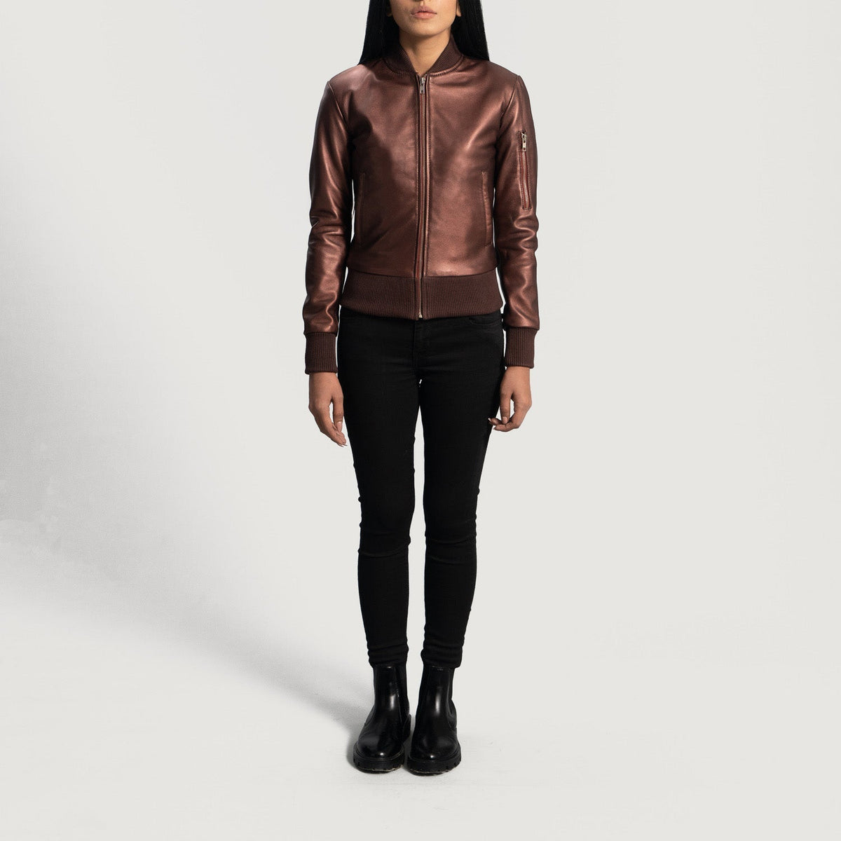 Close-Up Detail of Varsity &amp; Zipper Hardware on Women's Reida Maroon 가죽 봄버 자켓 여성용