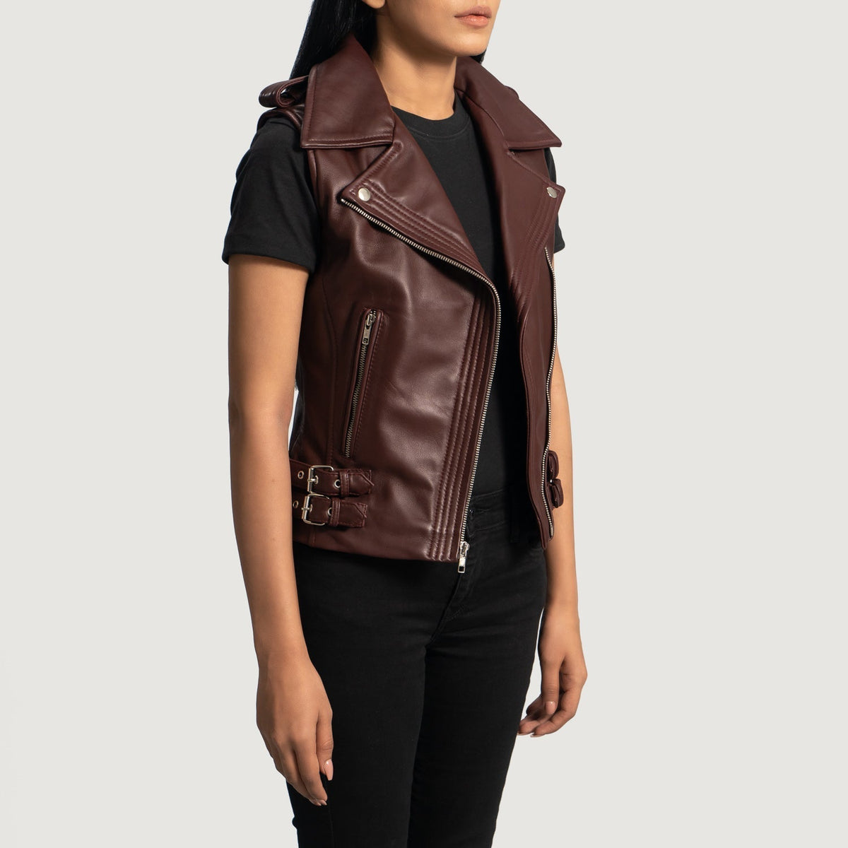 
Rhonda 마룬 Leather Biker Vest 여성용 - 입체 소매 커팅과 슬림 테이퍼드 핏을 보여주는 측면 뷰