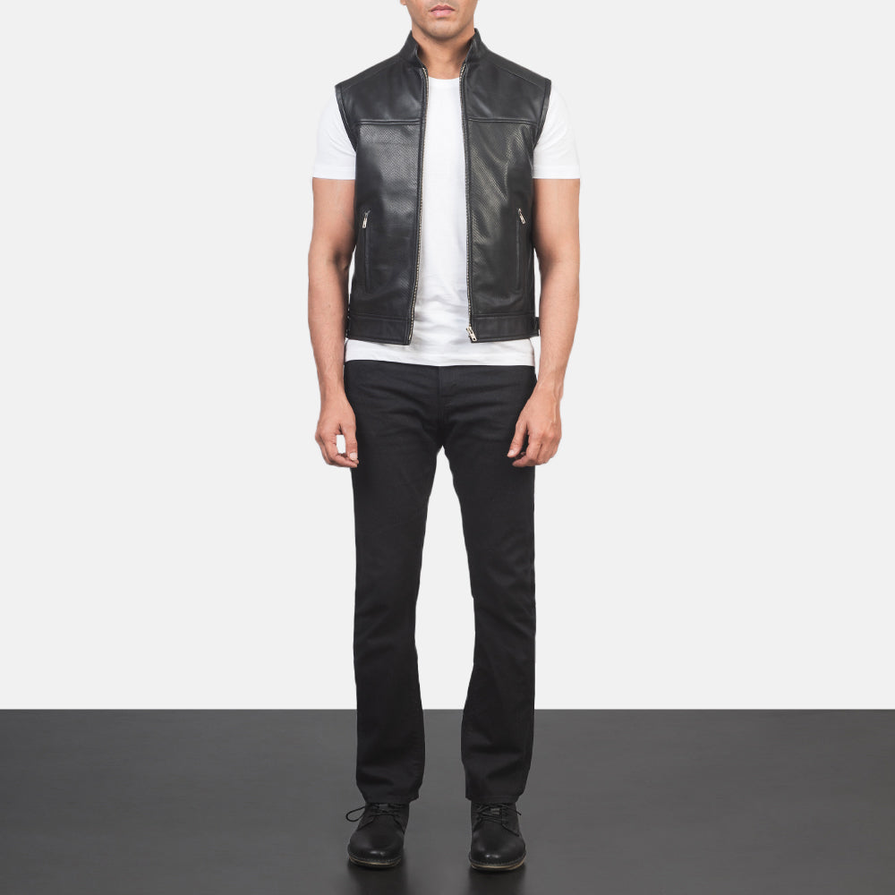 
Roland 블랙 Leather Biker Vest 남성용 - 입체 소매 커팅과 슬림 테이퍼드 핏을 보여주는 측면 뷰