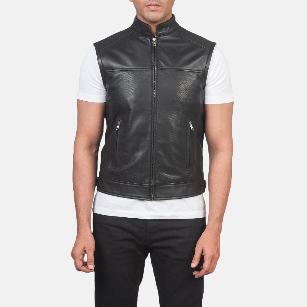 
클로즈업 상세 of Band & Zipper Hardware on Roland 블랙 Leather Biker Vest 남성용