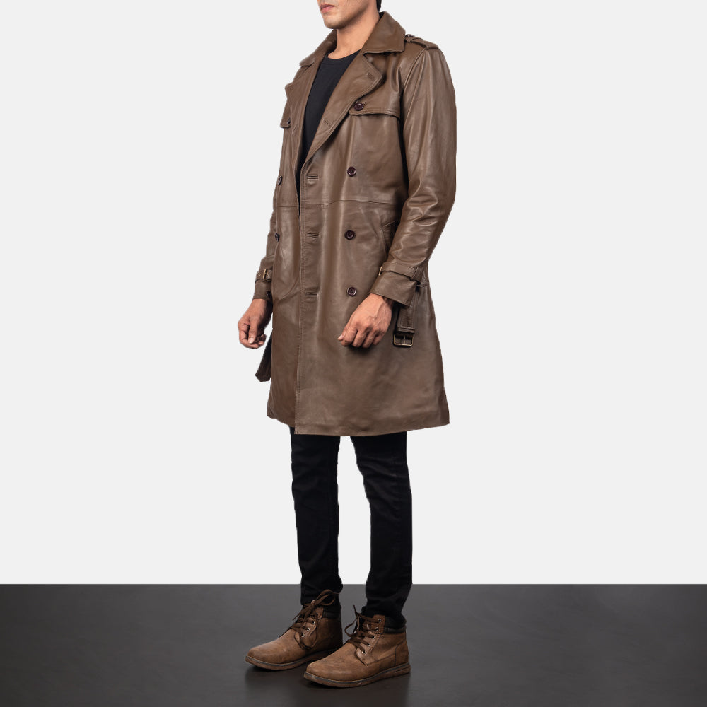
Mocha Brown Calfskin Leather Trench Coat - 어깨 라인과 깔끔한 밑단이 돋보이는 뒷면 뷰