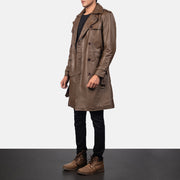
Mocha Brown Calfskin Leather Trench Coat - 어깨 라인과 깔끔한 밑단이 돋보이는 뒷면 뷰