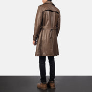 
Royson 브라운 Leather Duster 가죽 코트 남성용 - 입체 소매 커팅과 슬림 테이퍼드 핏을 보여주는 측면 뷰