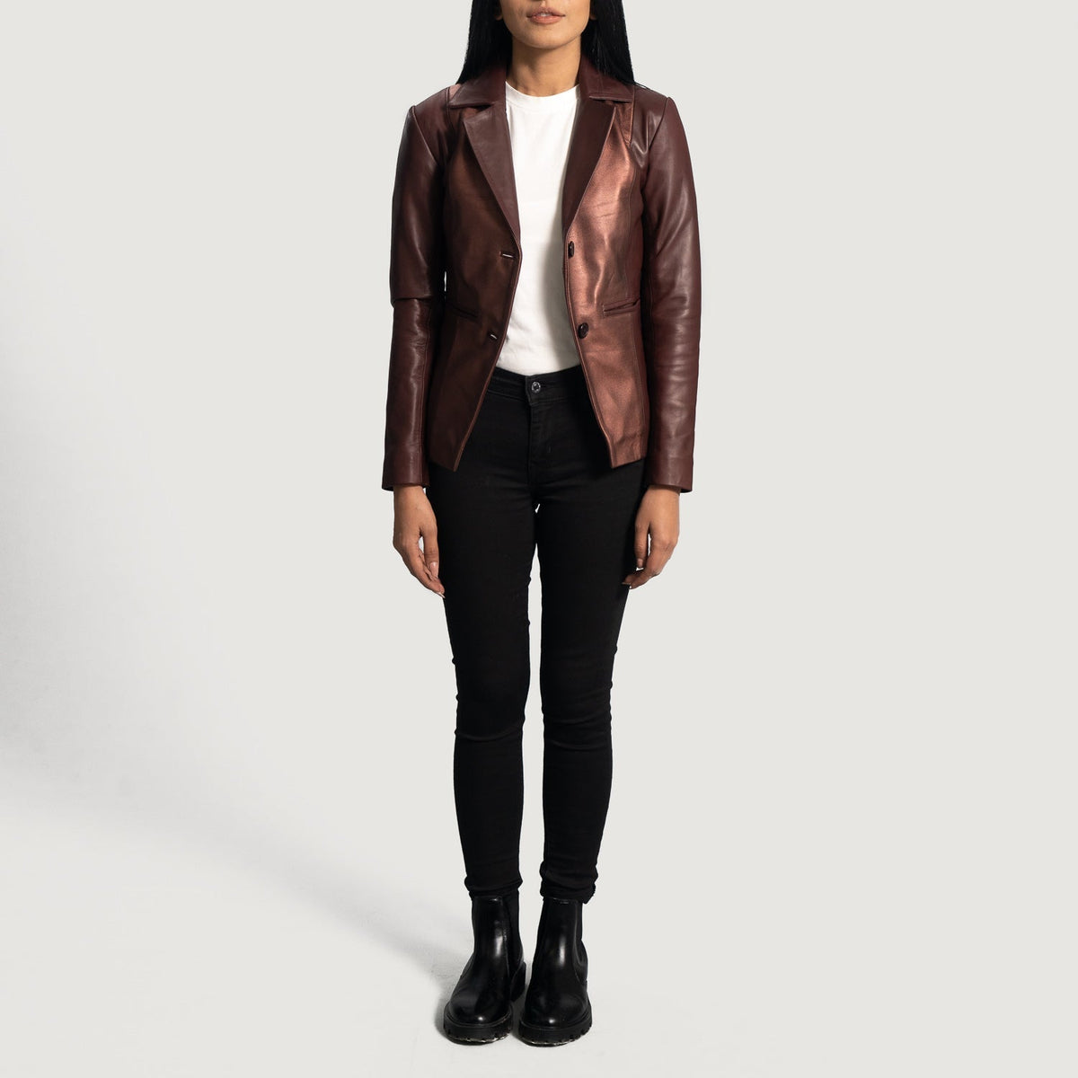 Close-Up Detail of Notch &amp; Button Hardware on Women's Ruby Metallic Maroon 가죽 테일러드 블레이저 여성용