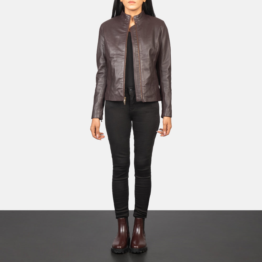 
Rumella Maroon Leather Biker Jacket - 입체 소매 커팅과 슬림 테이퍼드 핏을 보여주는 측면 뷰