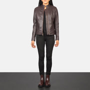 
Rumella Maroon Leather Biker Jacket - 입체 소매 커팅과 슬림 테이퍼드 핏을 보여주는 측면 뷰