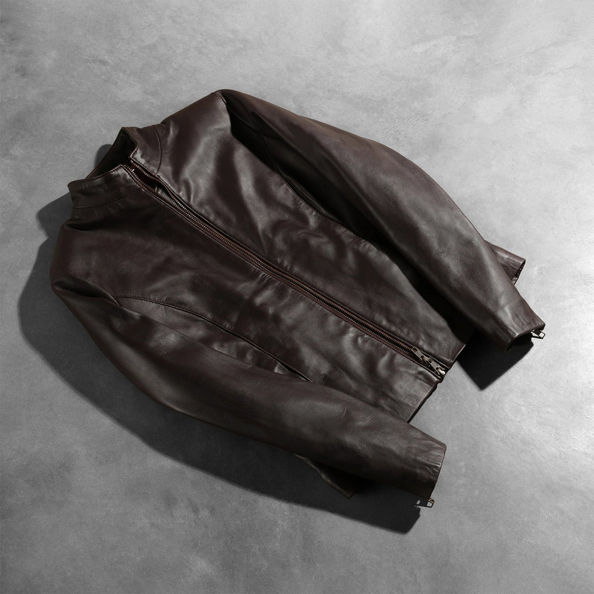 
오픈 헴 밑단과 장인 정신이 깃든 마감 디테일 Rumella Maroon Leather Biker Jacket