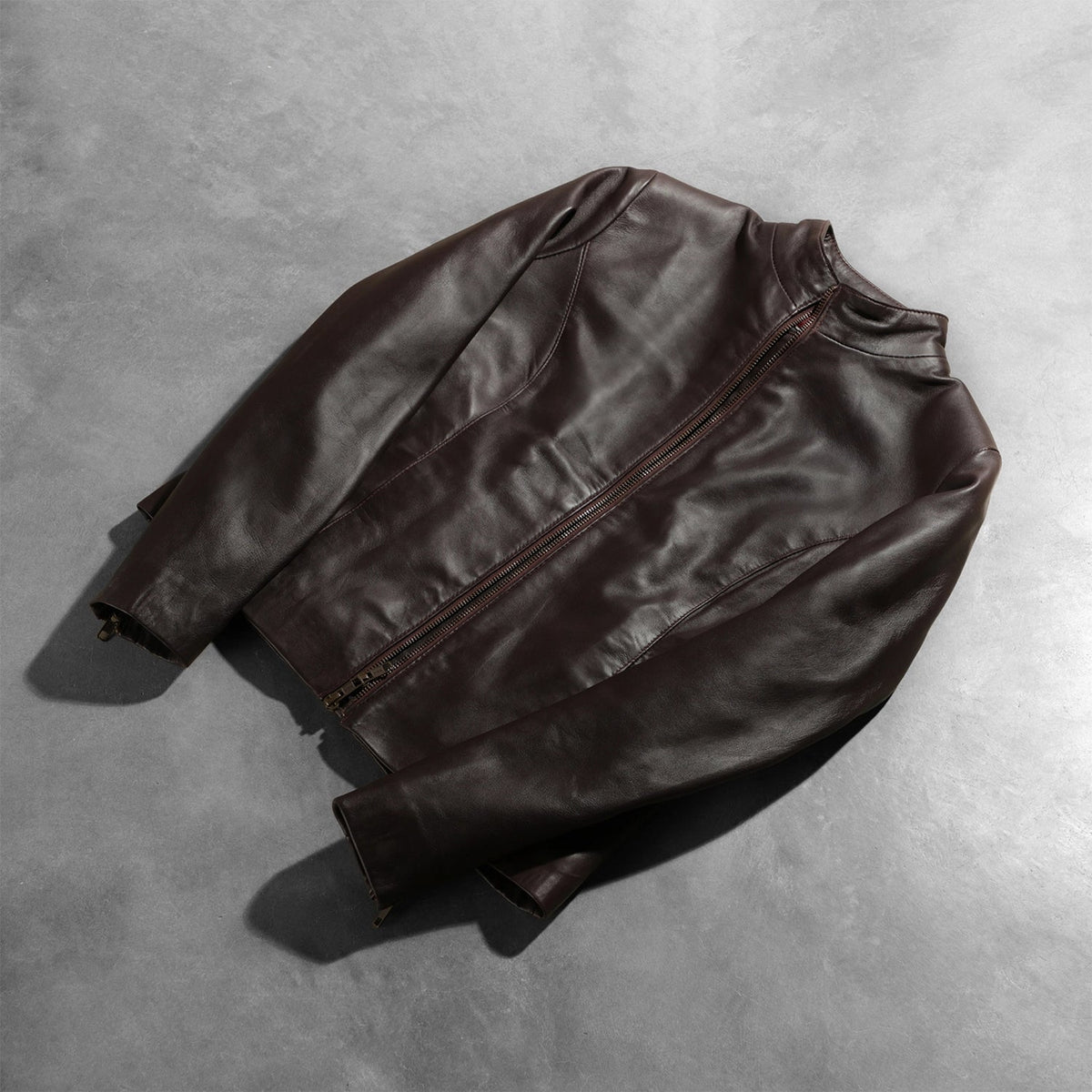 
착용 핏 뷰:  Rumella Maroon Leather Biker Jacket 모델 착용 (자연광 드레이프 핏)