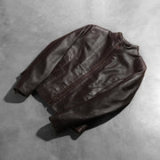 
착용 핏 뷰:  Rumella Maroon Leather Biker Jacket 모델 착용 (자연광 드레이프 핏)