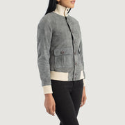 
착용 핏 뷰:  Sasha A1 Black Suede Bomber Jacket 모델 착용 (자연광 드레이프 핏)
