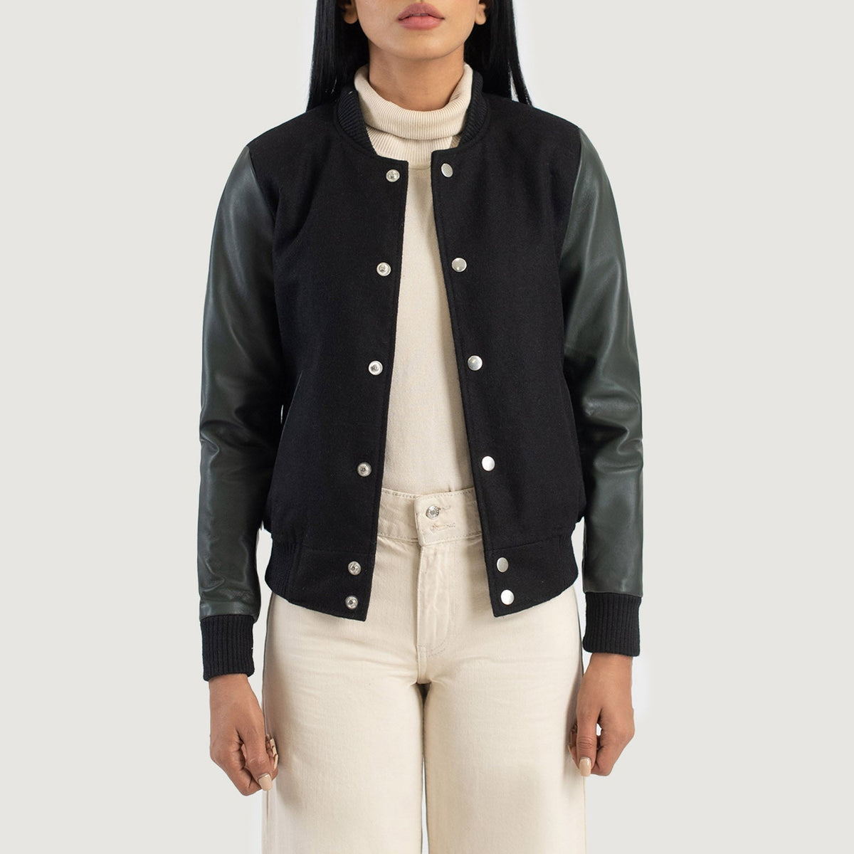 
Savant Green Hybrid Varsity Jacket in Green Sheepskin Leather - 정면 스타일 및 테일러드 실루엣 | 공식 온라인 스토어 구매