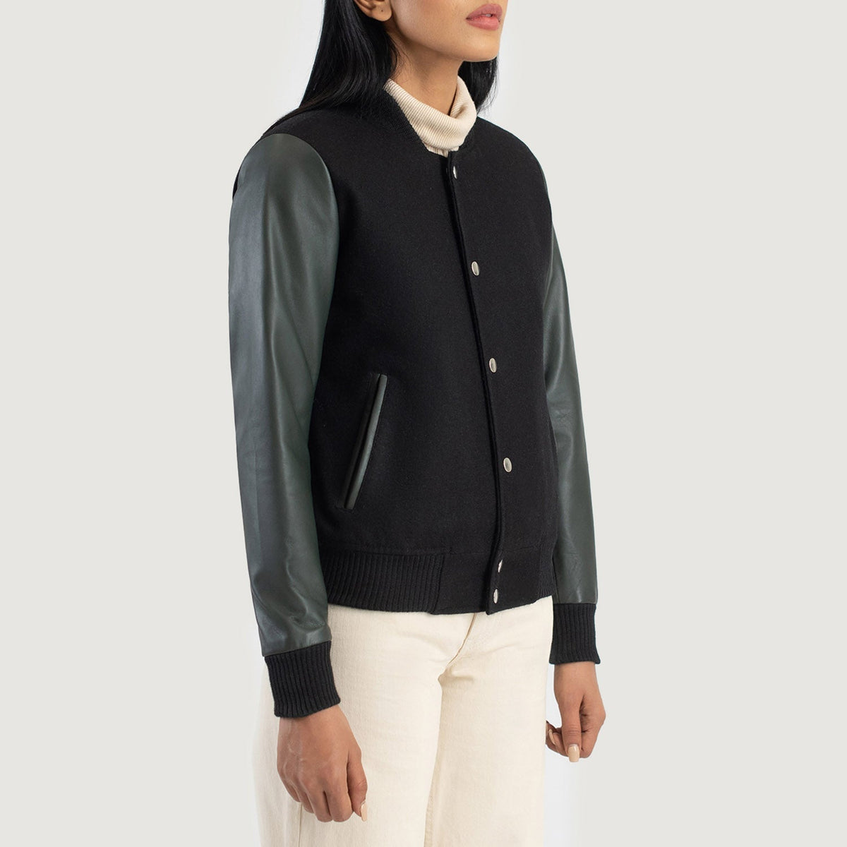 
Green Sheepskin Leather Bomber Jacket - 어깨 라인과 깔끔한 밑단이 돋보이는 뒷면 뷰