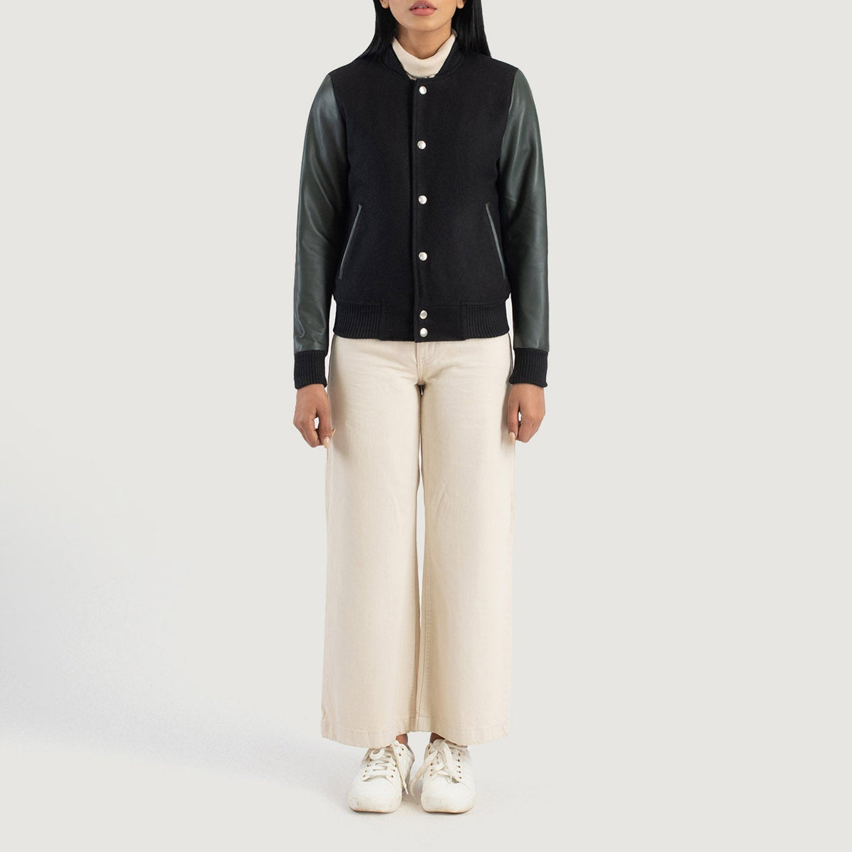 
Savant Green Hybrid Varsity Jacket - 입체 소매 커팅과 슬림 테이퍼드 핏을 보여주는 측면 뷰