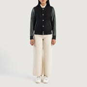 
Savant Green Hybrid Varsity Jacket - 입체 소매 커팅과 슬림 테이퍼드 핏을 보여주는 측면 뷰