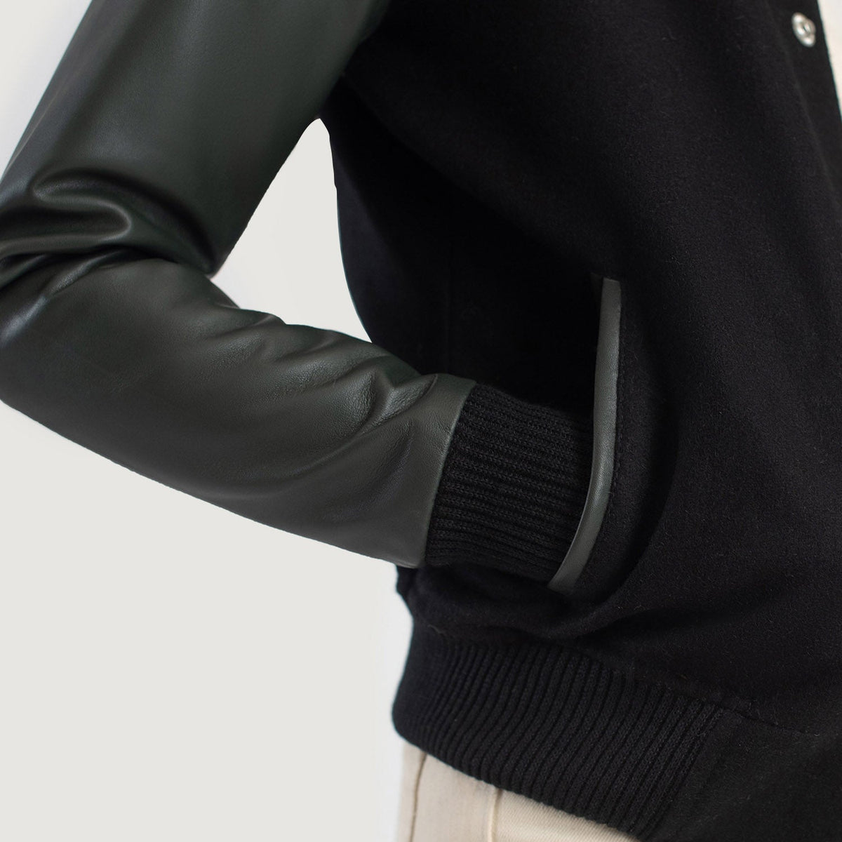 
내부 라이닝 뷰 Showing Quilted Polyester Lining & 내부 수납 포켓 2개