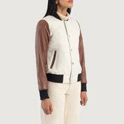 
착용 핏 뷰:  Savant Green Hybrid Varsity Jacket 모델 착용 (자연광 드레이프 핏)