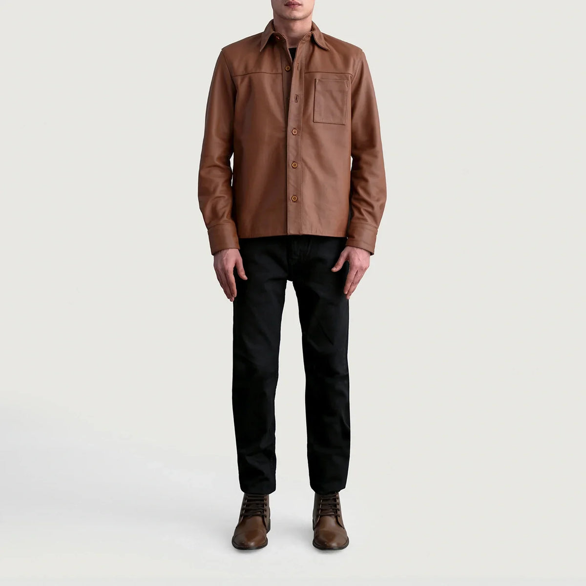 Close-Up Detail of Shirt &amp; Buttons Hardware on Scout Matte 브라운 Leather Shirt 남성용