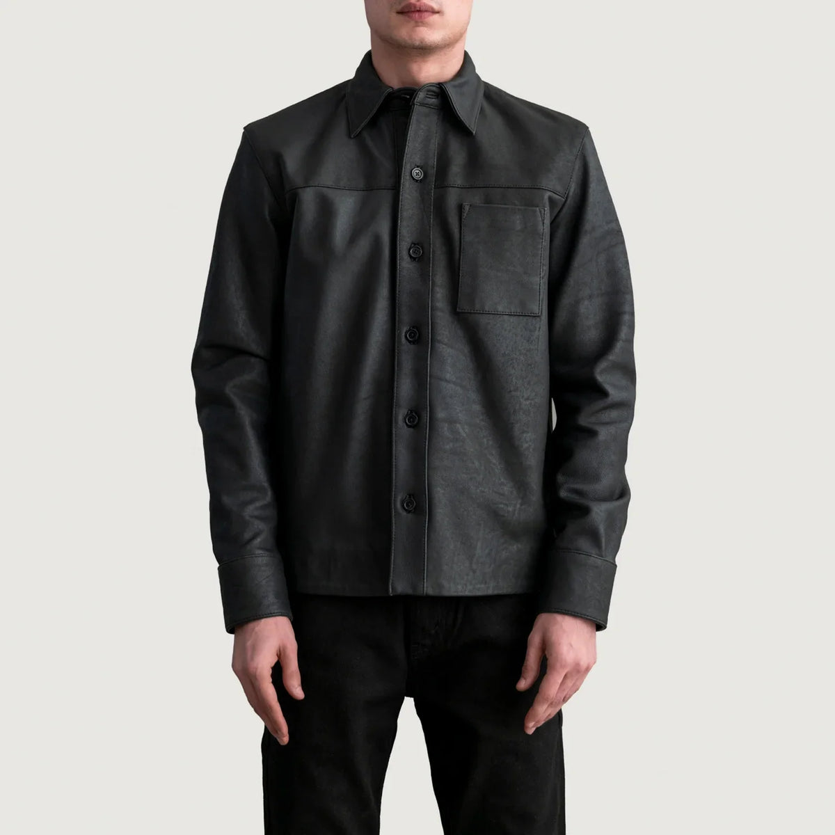 
Scout Tumbled 블랙 Leather Shirt 남성용 - 입체 소매 커팅과 슬림 테이퍼드 핏을 보여주는 측면 뷰
