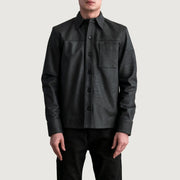 
Scout Tumbled 블랙 Leather Shirt 남성용 - 입체 소매 커팅과 슬림 테이퍼드 핏을 보여주는 측면 뷰