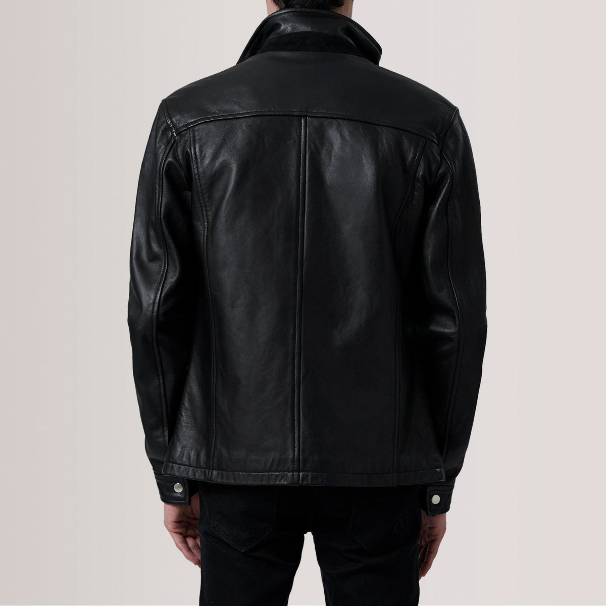 Close-Up Detail of Shirt &amp; Zipper Hardware on Sean 블랙 Leather Classic 가죽 자켓 남성용 For Men