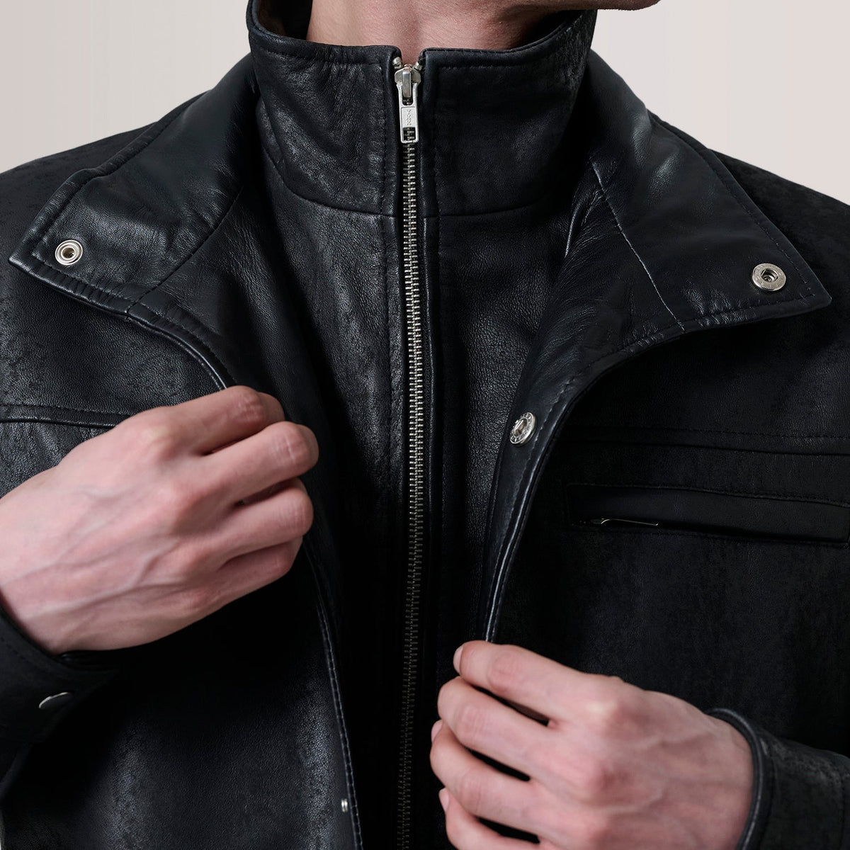 Close-Up Detail of Shirt &amp; Zipper Hardware on Sean 블랙 Snuffed Classic 가죽 자켓 남성용 For Men