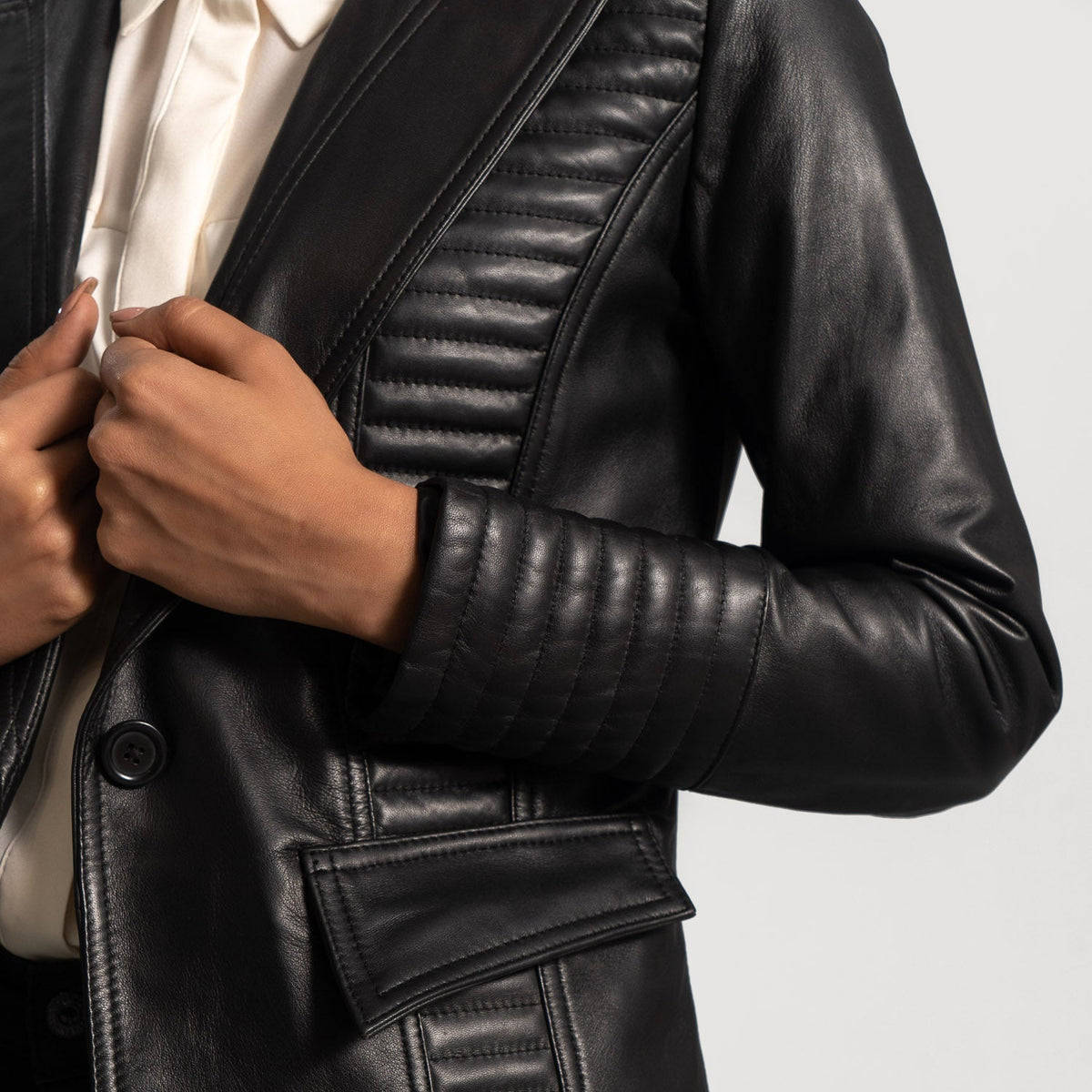 Women's Selina 블랙 가죽 테일러드 블레이저 여성용 - Lateral Side Profile View Showing Sleeve Cut &amp; Athletic Taper Fit