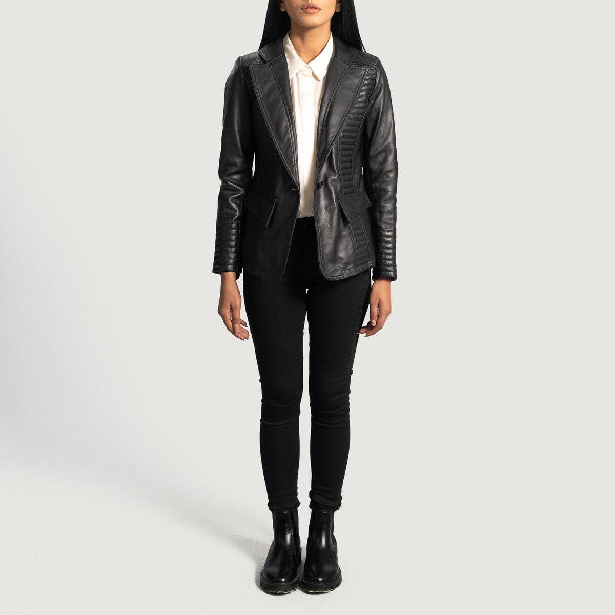 Close-Up Detail of Notch &amp; Button Hardware on Women's Selina 블랙 가죽 테일러드 블레이저 여성용