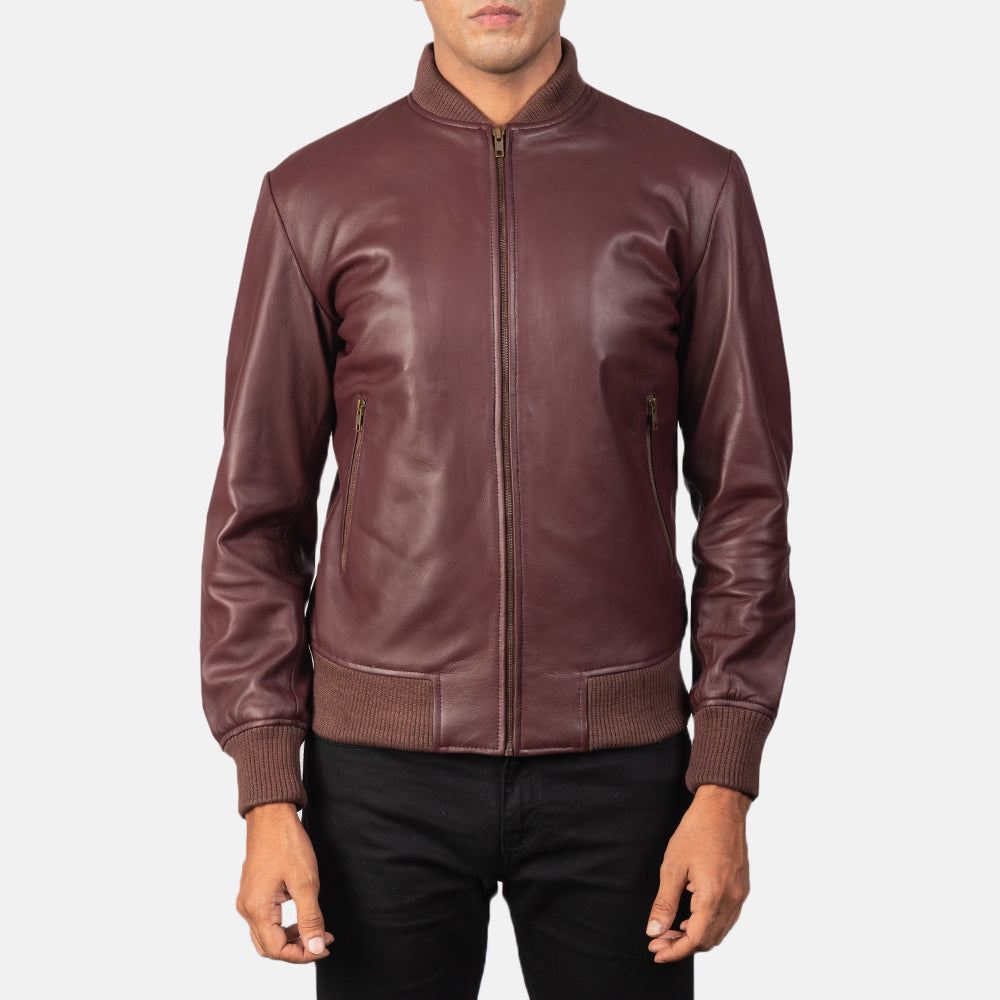 Close-Up Detail of Varsity &amp; Zipper Hardware on Men's Shane Maroon 가죽 봄버 자켓 남성용