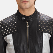 Close-Up Detail of Band with snap button &amp; Zipper Hardware on Shapron Studded 가죽 라이더 자켓 남성용