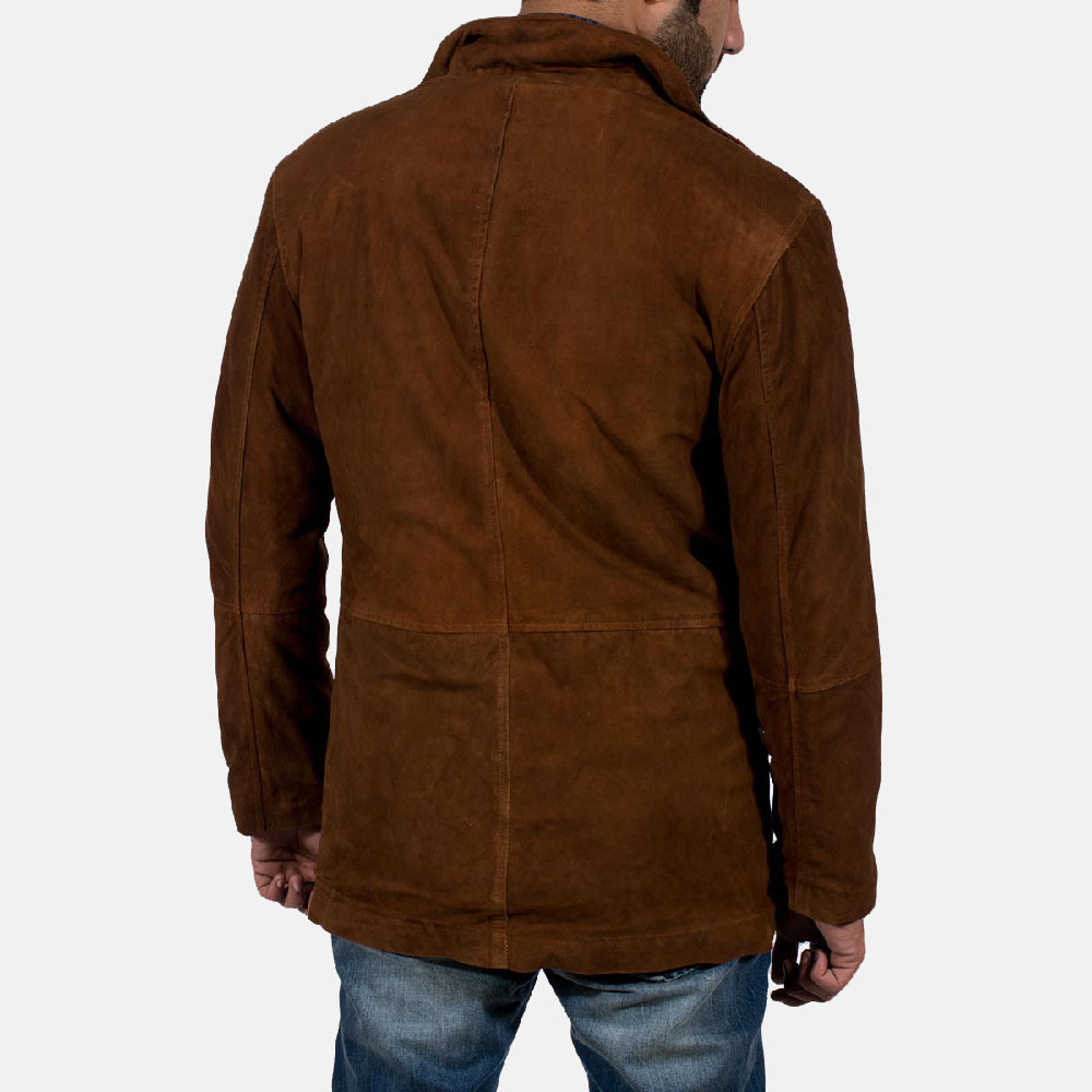 Close-Up Detail of High neck &amp; Zipper with Button Flap Hardware on Men's Sheriff 브라운 스웨이드 자켓 남성용