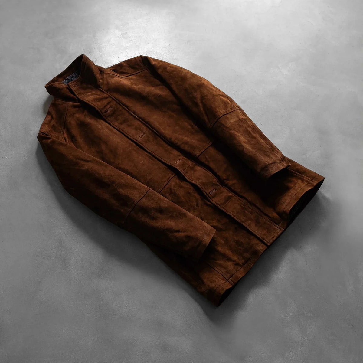 Open hem &amp; Hem Craftsmanship Construction Detail on Men's Sheriff 브라운 스웨이드 자켓 남성용