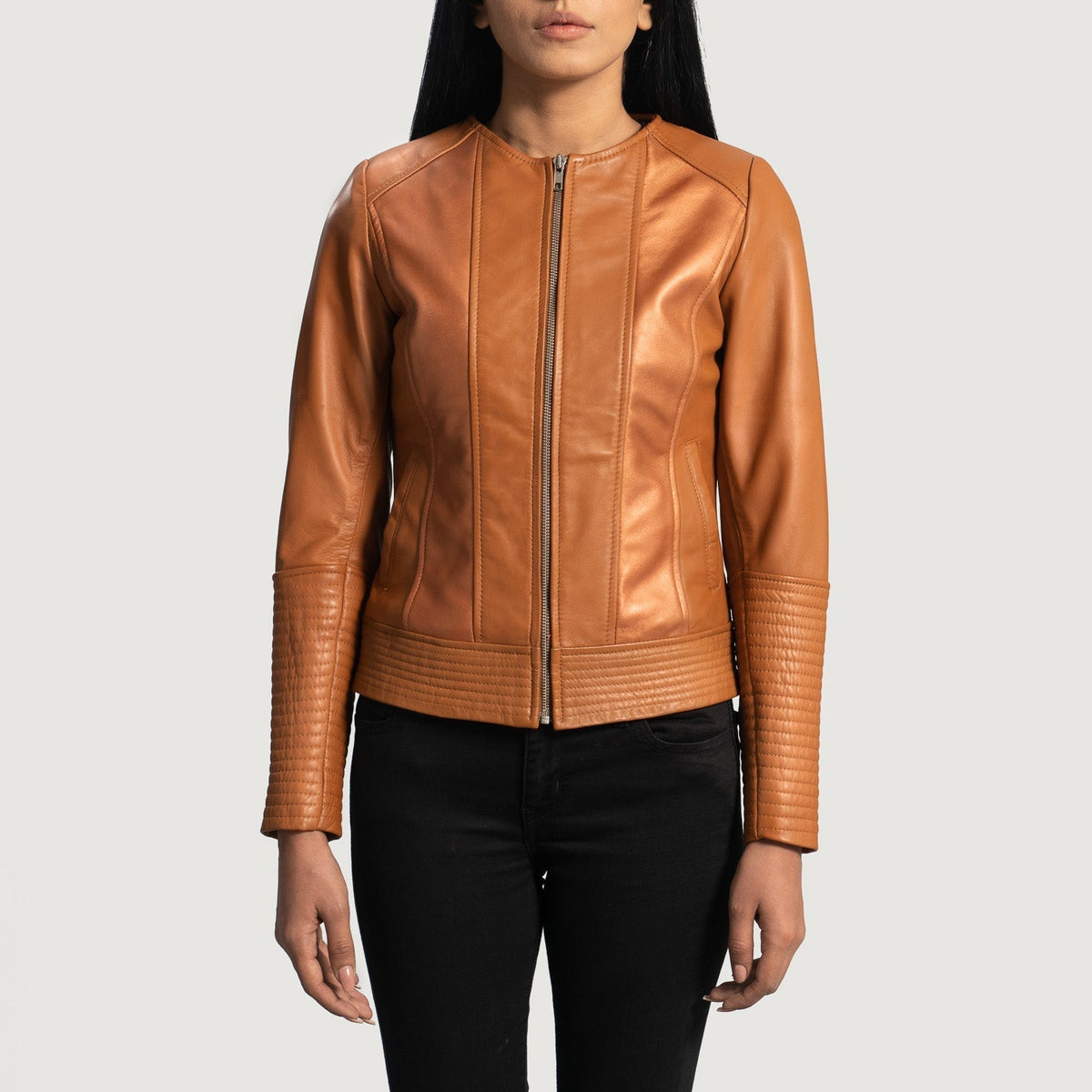 Close-Up Detail of Classic Collar &amp; Zipper Hardware on Women's Sleeky Clean 탠 가죽 라이더 자켓 여성용