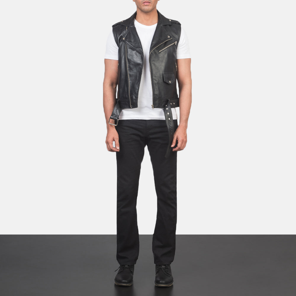 
Sullivan 블랙 Leather Biker Vest 남성용 - 입체 소매 커팅과 슬림 테이퍼드 핏을 보여주는 측면 뷰