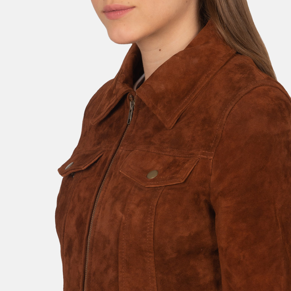 
Suzy Brown Suede Trucker Jacket - 입체 소매 커팅과 슬림 테이퍼드 핏을 보여주는 측면 뷰