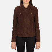 
착용 핏 뷰:  Suzy Brown Suede Trucker Jacket 모델 착용 (자연광 드레이프 핏)