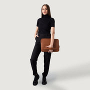 
Brown Full-Grain leather Goods - 어깨 라인과 깔끔한 밑단이 돋보이는 뒷면 뷰