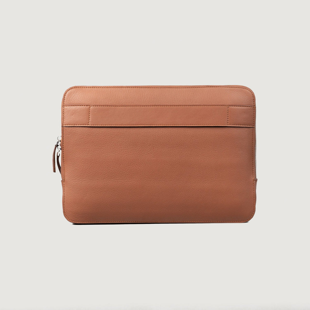 
The Baxter Brown Leather Laptop Sleeve For Men & Women - 입체 소매 커팅과 슬림 테이퍼드 핏을 보여주는 측면 뷰