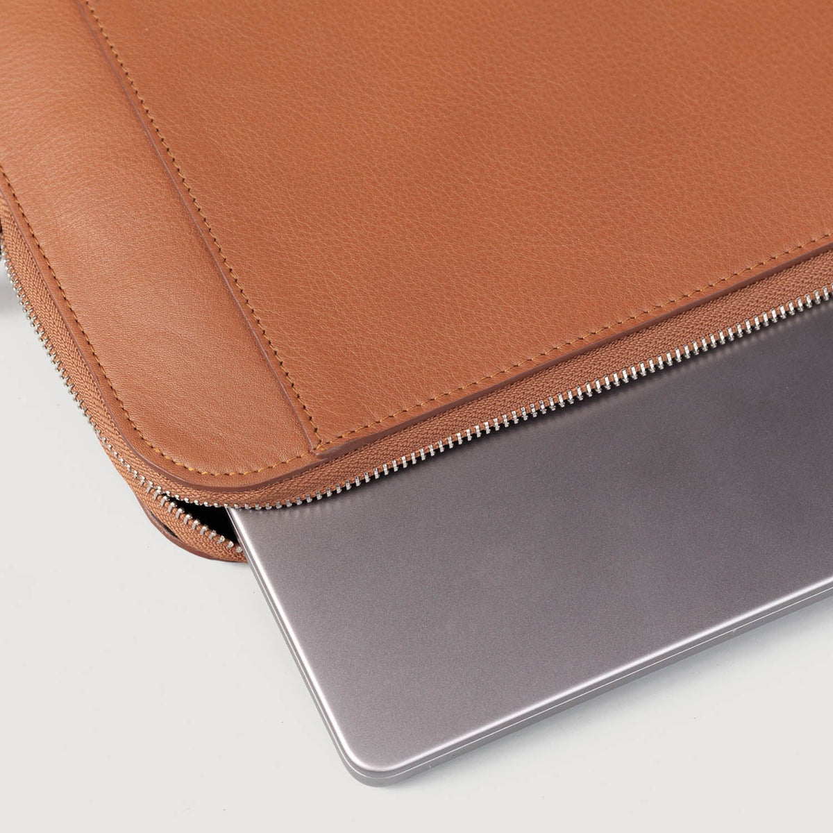 
클로즈업 상세 of Classic Collar & Heavy-Duty Zipper Hardware on The Baxter Brown Leather Laptop Sleeve For Men & Women