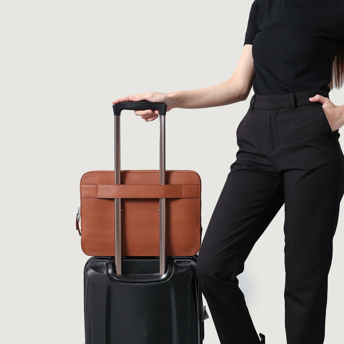 
착용 핏 뷰:  The Baxter Brown Leather Laptop Sleeve For Men & Women 모델 착용 (자연광 드레이프 핏)