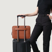 
착용 핏 뷰:  The Baxter Brown Leather Laptop Sleeve For Men & Women 모델 착용 (자연광 드레이프 핏)