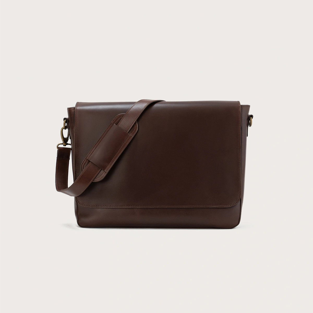 
The Carismatico Vintage Brown Leather Messenger Bag For Men & Women in Vintage Brown Full-Grain Leather - Full Exterior 정면 스타일 및 테일러드 실루엣 | 공식 온라인 스토어 구매