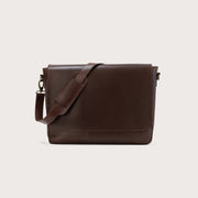 
The Carismatico Vintage Brown Leather Messenger Bag For Men & Women in Vintage Brown Full-Grain Leather - Full Exterior 정면 스타일 및 테일러드 실루엣 | 공식 온라인 스토어 구매