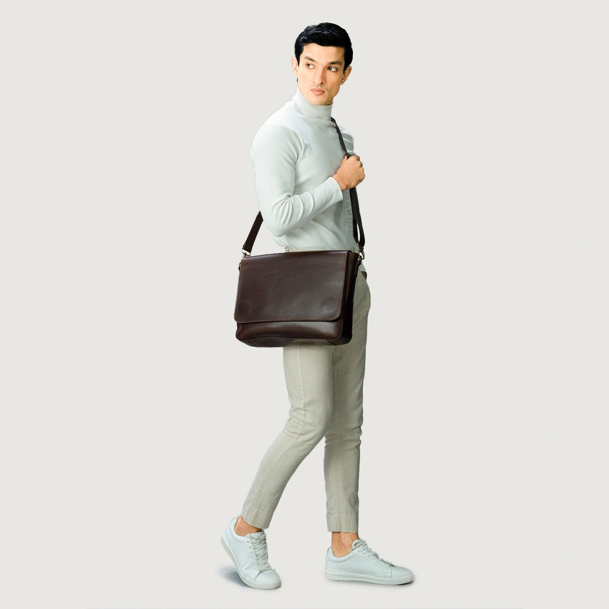 
Vintage Brown Full-Grain Leather Messenger Bag - 보강된 가죽 스트랩과 정교한 스티칭이 돋보이는 후면 뷰