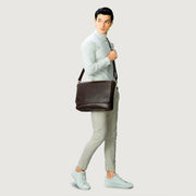 
Vintage Brown Full-Grain Leather Messenger Bag - 보강된 가죽 스트랩과 정교한 스티칭이 돋보이는 후면 뷰