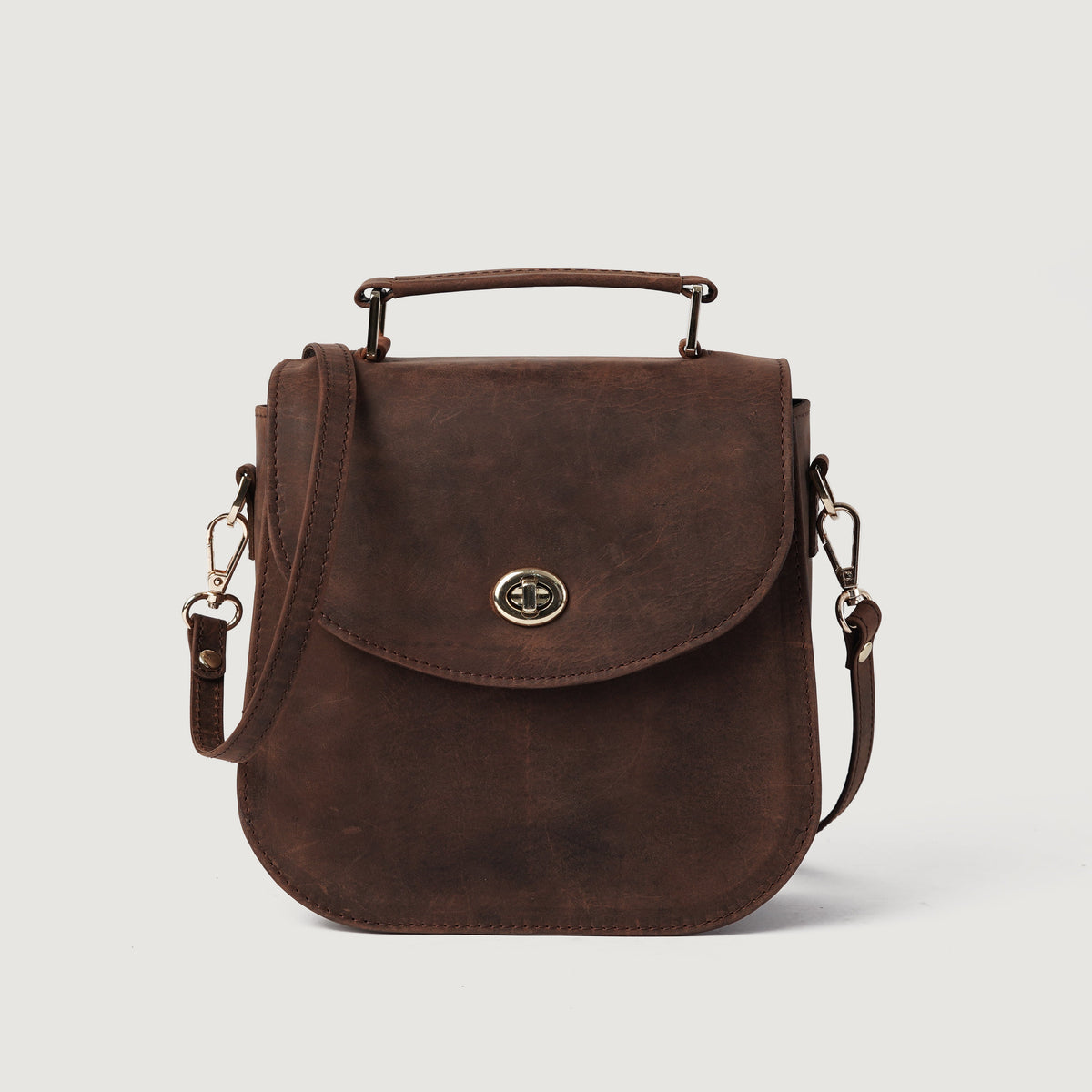 
The Sandra Vintage Distressed Brown Leather Saddle Bag For Women in Distressed Brown Full-Grain Leather - Full Exterior 정면 스타일 및 테일러드 실루엣 | 공식 온라인 스토어 구매