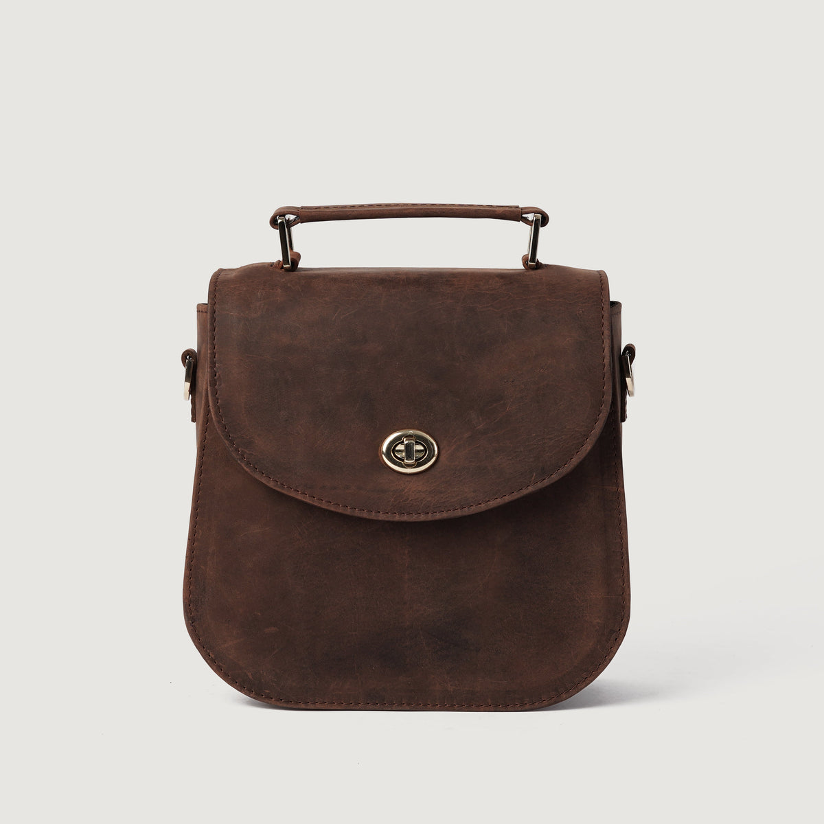 
The Sandra Vintage Distressed Brown Leather Saddle Bag For Women - 수납 깊이와 확장 용량을 보여주는 측면 뷰
