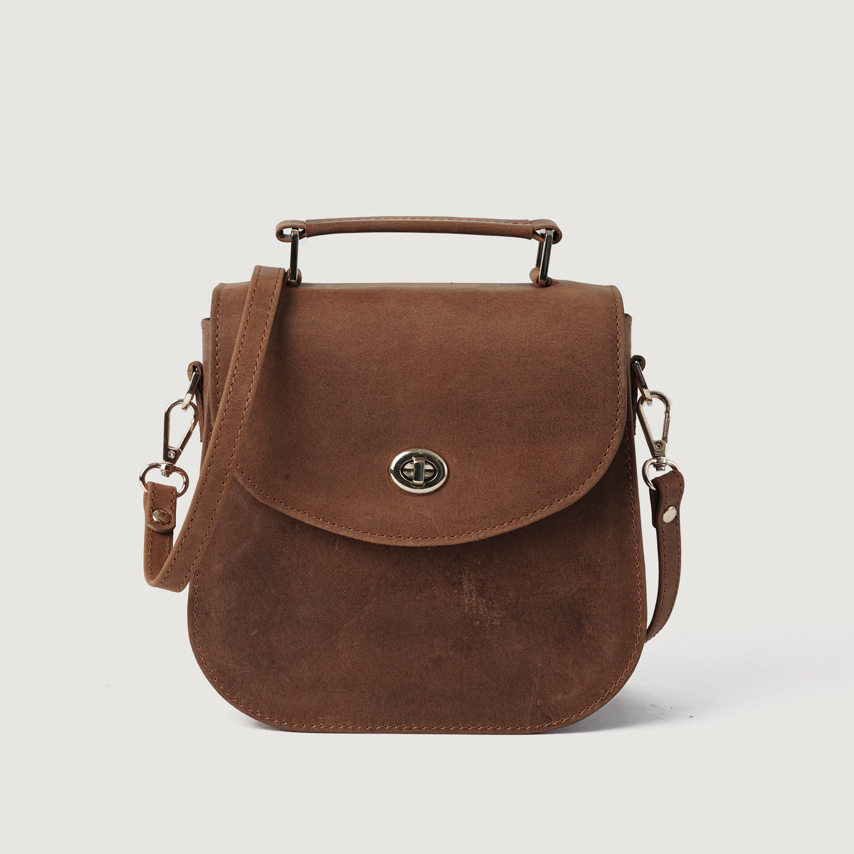 
The Sandra Vintage 탄 Leather Saddle Bag For Women in Tan Full Grain Naturally Milled Cowhide Leather. - Full Exterior 정면 스타일 및 테일러드 실루엣 | 공식 온라인 스토어 구매