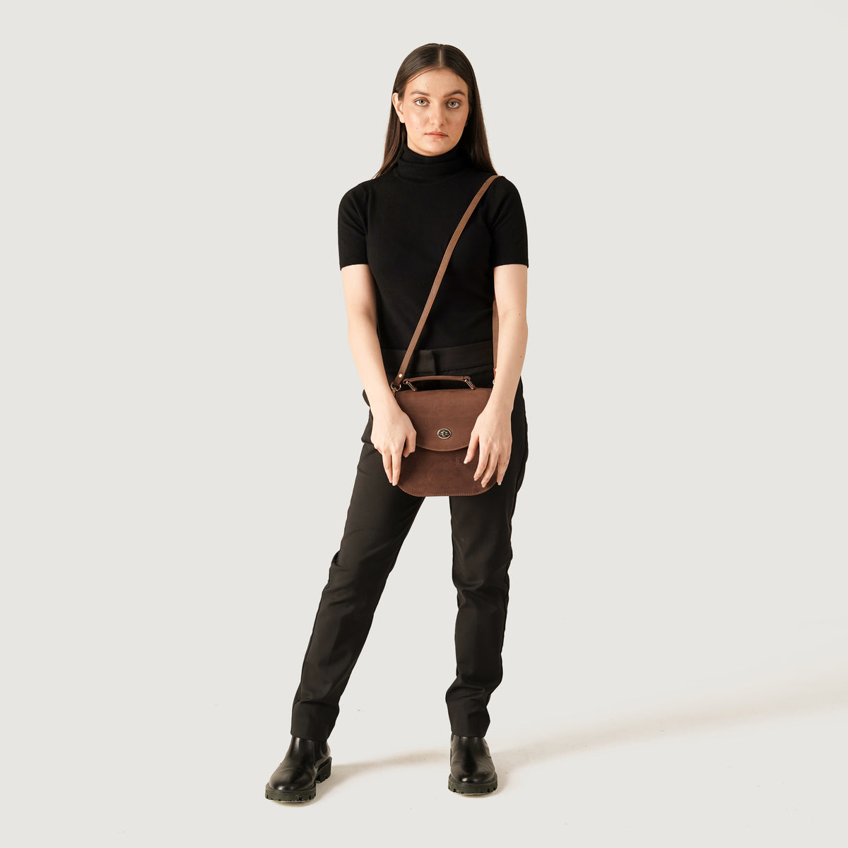 
Tan Full Grain Naturally Milled Cowhide Leather. Leather Bag - 보강된 가죽 스트랩과 정교한 스티칭이 돋보이는 후면 뷰
