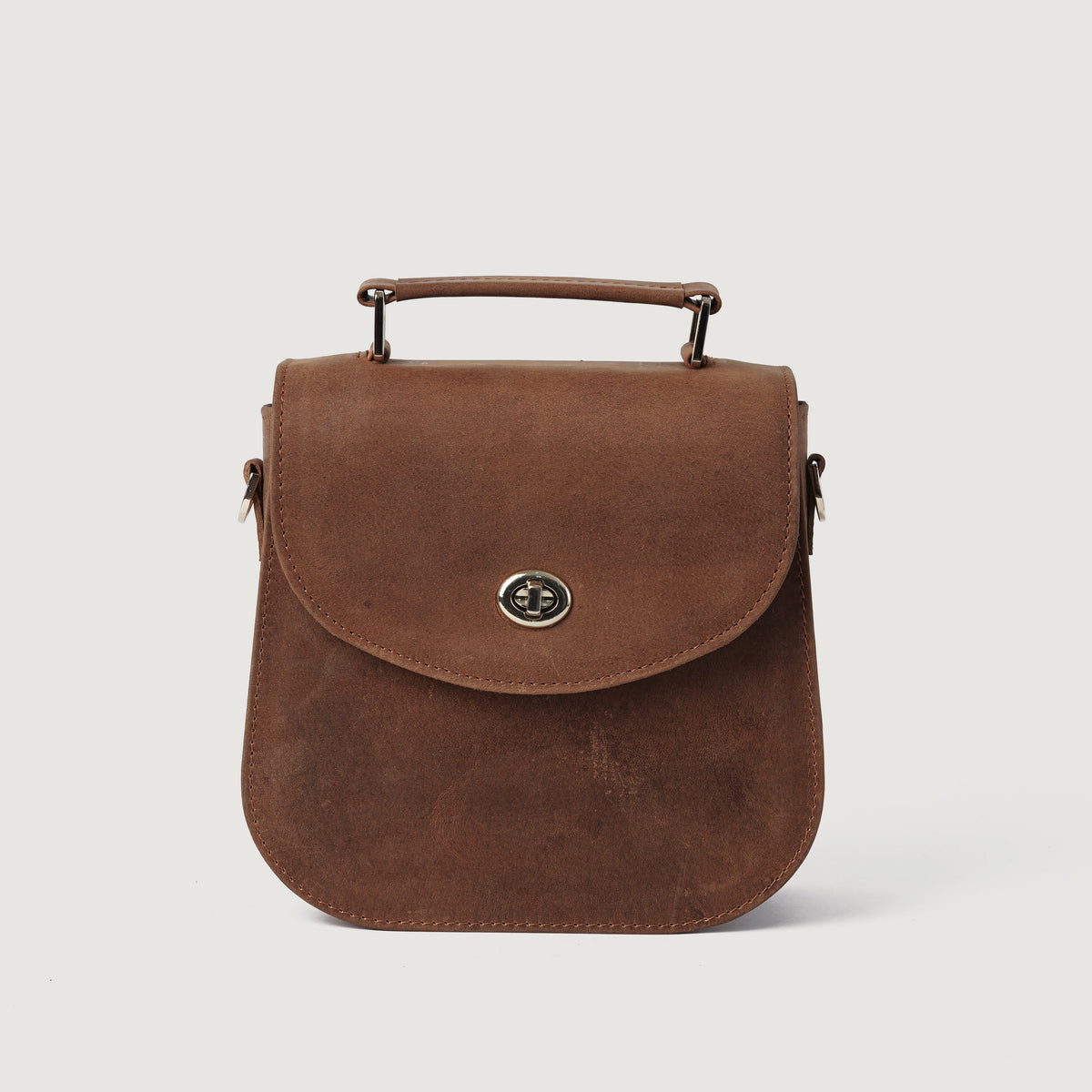 
The Sandra Vintage 탄 Leather Saddle Bag For Women - 수납 깊이와 확장 용량을 보여주는 측면 뷰