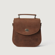 
The Sandra Vintage 탄 Leather Saddle Bag For Women - 수납 깊이와 확장 용량을 보여주는 측면 뷰